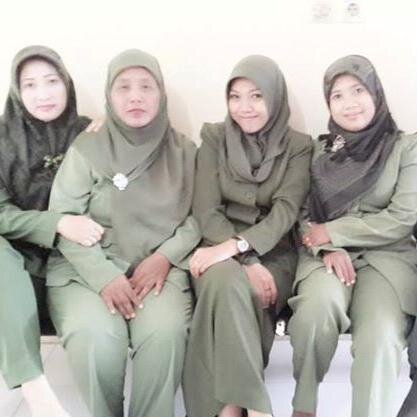 saya tuchh ceriaa.. n supel talkactive.. :D kata mamaq wanita yg ideal itu, wanita yg bisa mengawal, sabar, mendidik, juga banyak waktu, yaa cuma GURU :*