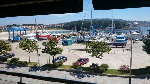 Desde el miradoiro podemos ver el puerto de portonovo y la playa de portonovo. Estupendas vistas para disfrutar del desayuno y primeras copas.