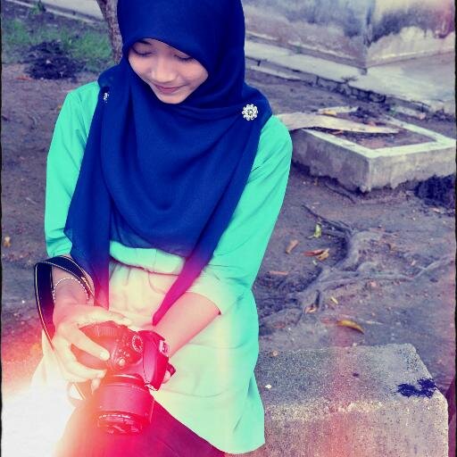 hyep!!!  I 17 years old..you cnt cll me yumni..i hope u all cnt follow me...nice to meet u :)