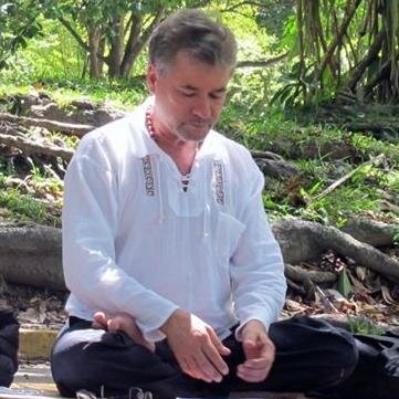 Maestro de Yoga.  Guía Espiritual Yoga Sadhana y Fundación Yoga Semillas  Autor libro Aprender a Vivir. talleres Meditación,  retiros,  formación Instructores.