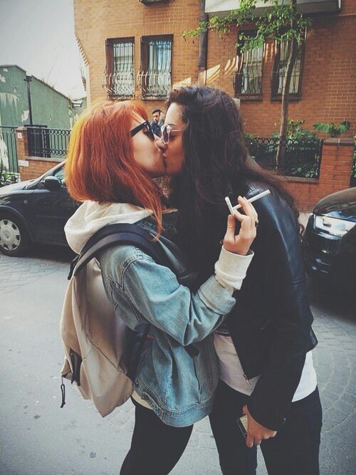 16.Lesbiana, amante de los tatuajes, los tintes y las pelirrojas. Rockera por naturalez. Sin miedo a luchar y a seguir adelante. Tremenda soñadora.