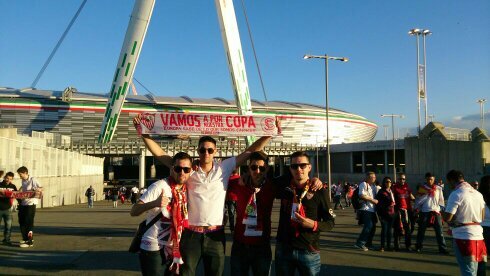 Sevillano y sevillista me encanta el deporte,sobre todo el futbol.Intento pasar el mayor tiempo posible con mis colegas...