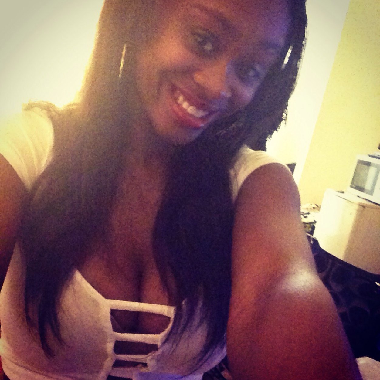 21. Aquarius. Nice. Loving. Caring. Hate liars &fakes. Taken by @justcallmehutch! #TeamMommy..!! :). Follow & i'll follow back! :)