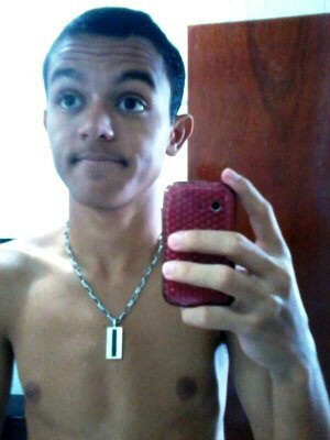 Não me julgue por um ''erro'', me conheça e seja feliz. Solteiro, 17 anos.