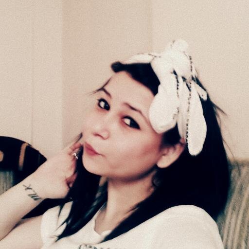 Otostop çeksem durur mu dünya ?dedi kadın. Durmaz, mini etek giyip bacaklarını göstermen lazım dedi hayat....TAKİBİ BIRAKIRSAN BENDE BIRAKIRIM DOSTUM ;)