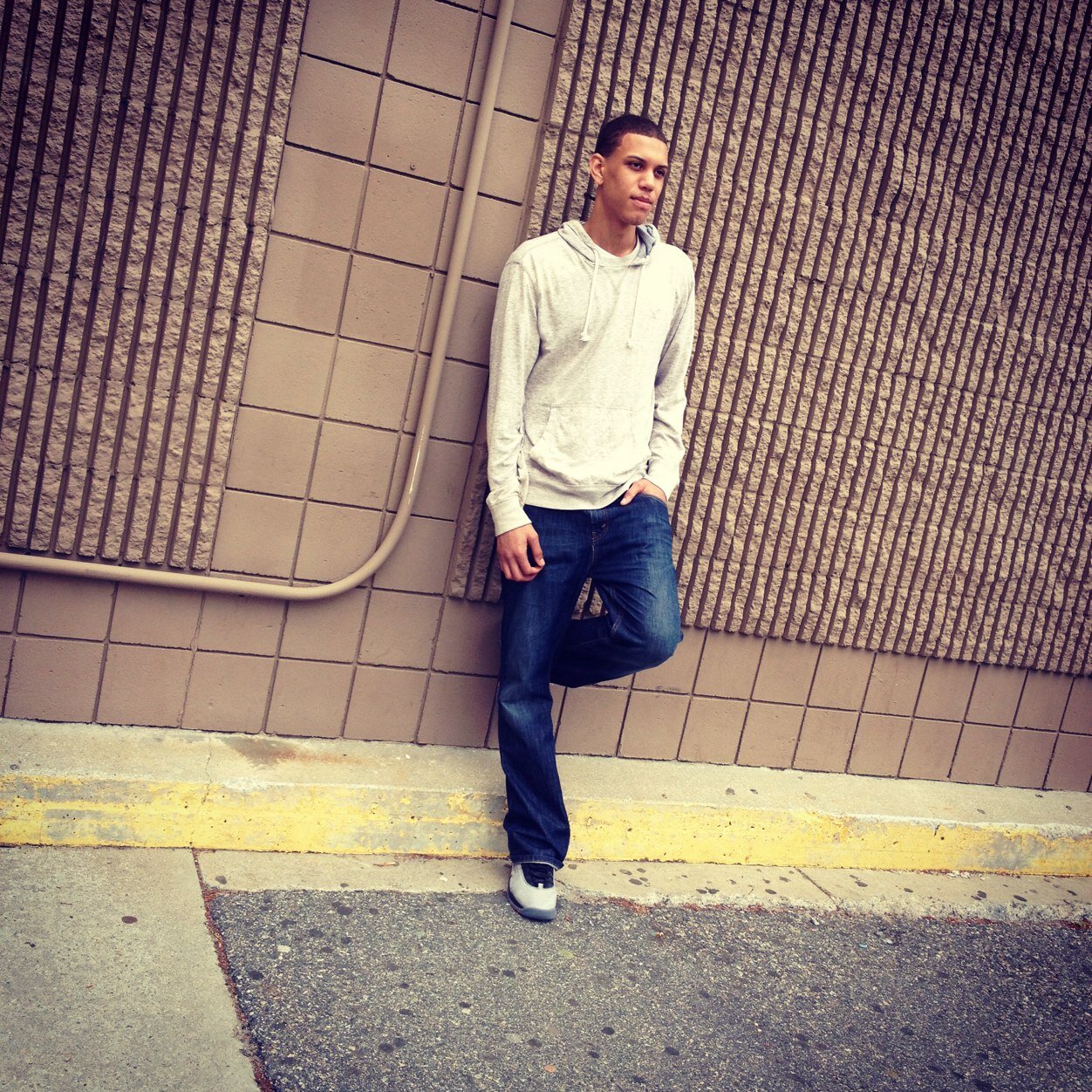 23 #FMB #Teamaquarius #TeamMulatto You never know what life has to offer, play the cards you are delt. #ig @toneytoca_