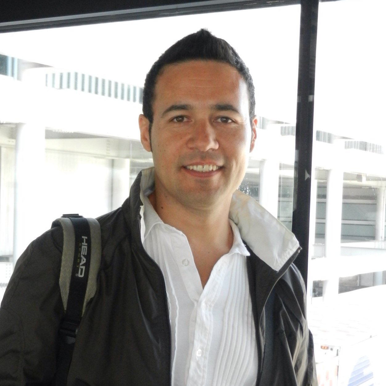 Representante de importantes marcas de cosmética y accesorios capilares.