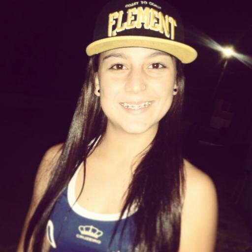 Uma dose de loucura , duas de felicidade e o dedo do meio pra quem encher meu saco :*