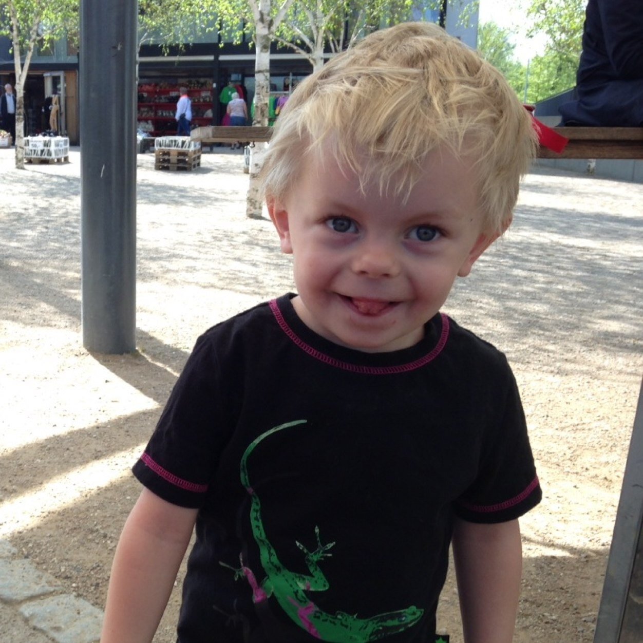 Hii I'm Mikas i am 3 years old and i love my daddy @fakingdapayne ❤
@JamiePayne_Twin is my best friend