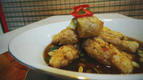 Menjual Pempek khas Palembang gurih2 nyoyy nan murah trletak di jl.dua gang maghfirah rt.16 no.03 gn.samarinda delivery 081347030853 open 09:00 - 21:00