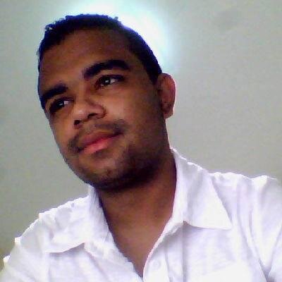 Não leve o sorriso como uma lei á cumprir. Sorria quando sua alma sorrir. Seja você mesmo. O mundo está cheio de falsidade.
