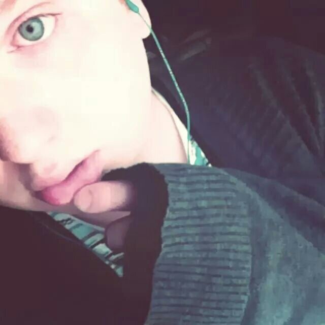 F°LLOW 
Free soul.
I'm always updating.
I follow back 
Check out my 
-Instagram @Quinndonallee
-Snapchat @itsjaketho95
-Kik @jakedonallee