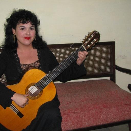 Concertista. Maestra de guitarra clásica.