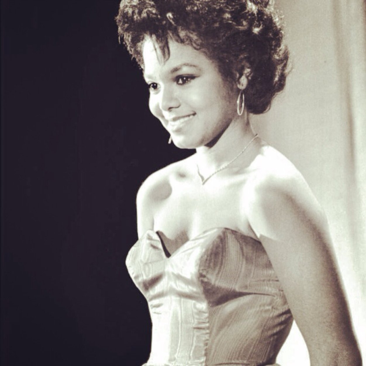 0__o__o__o__0's profile picture. 14. #MJFam #Moonwalker If the whole world says no, you say yes. ~Michael Jackson Follow my main account: @Moonwalker_MJ_