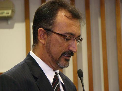 Deputado estadual pelo PT de Goiás. Idealizador do projeto Difusora Contra a Fome.