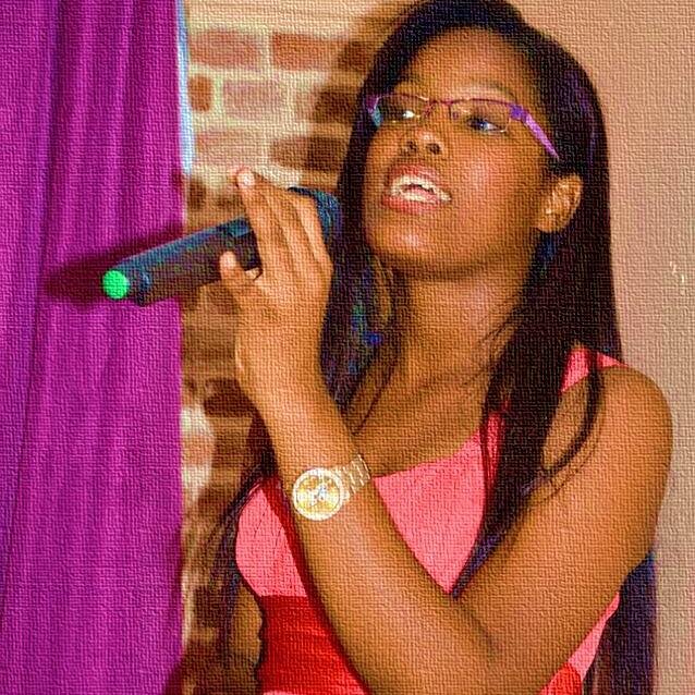 Soy una persona sencilla, amistosa, amo la Música, me fascina Cantar, me gusta estar con mis amigas, compartir con todos y siempre estoy Happy....!! 3