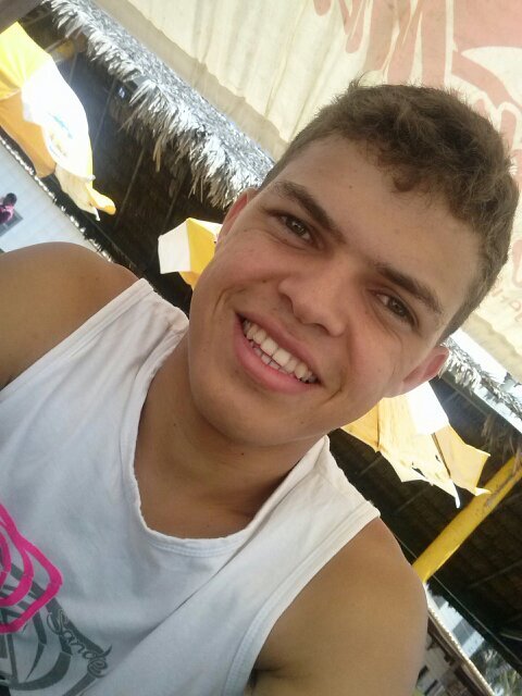 Crente, Tenho 18 anos. E sou Técnico de Informática. #Tim Beta. Me segue q sigo de volta. Namorado da @LauraInfor.