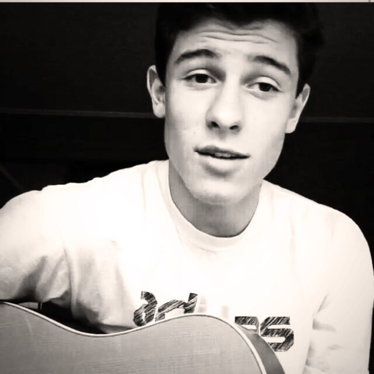 I sing+play guitar, im a chainsmoker, i dont like people.