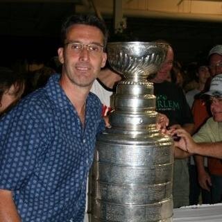 Retraité, Originaire du Lac St-Jean, fier Québécois indépendantiste, aime bien la politique, histoire, la langue française, le hockey, la F1 et les voyages ⚜️⚜️