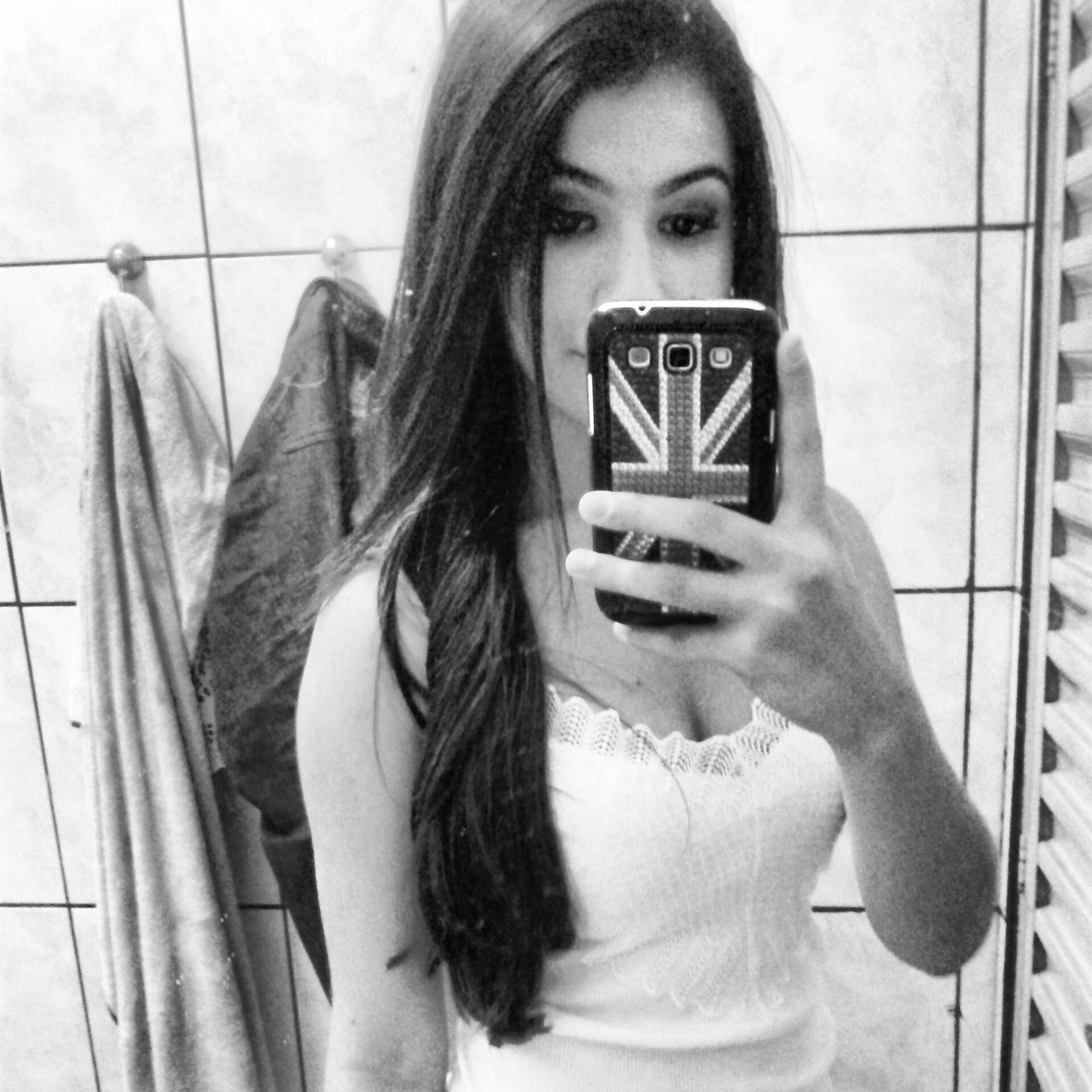 E de repente a vida te vira do avesso, e você descobre que o avesso é o seu lado certo. ✌ Sigo de volta.     
     Cbjr♡