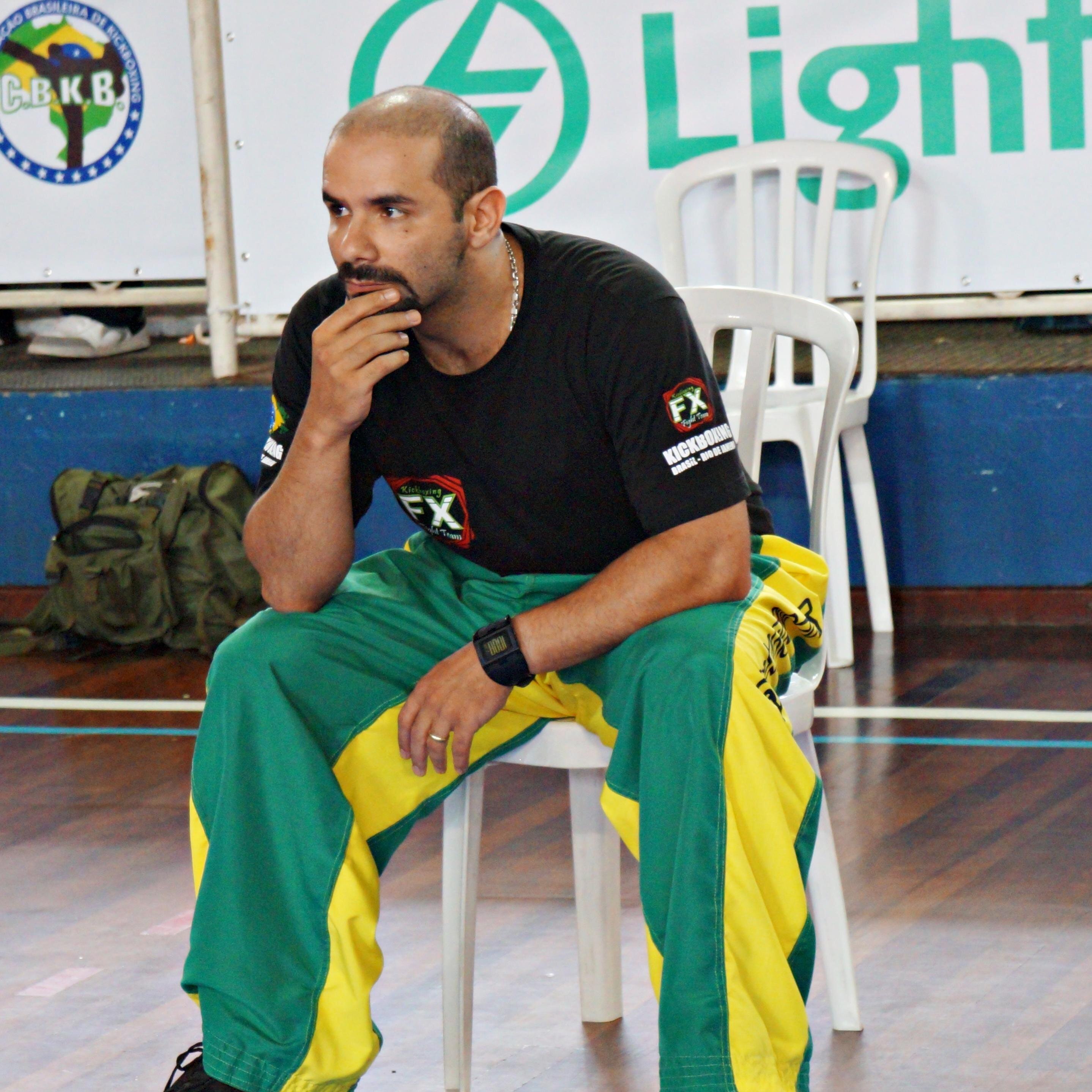 Professor de Ed. Física, Faixa Preta 3⁰ dan de Kickboxing e 2⁰ dan de Taekwondo. Técnico da Seleção brasileira de Kickboxing.