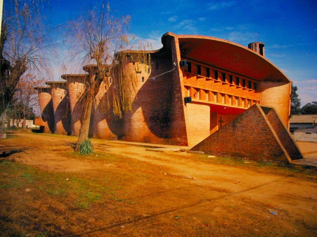 Fotos y vídeos de edificios, espacios y estructuras para soñar, ver, admirar y visitar http://t.co/MVO2nc04Os