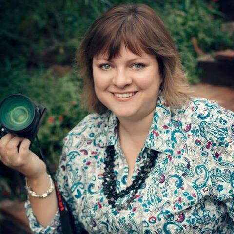 I'm a mum & homemaker.Other than that I am a photographer,Photoshop & Lightroom wiz,graphic designer, photojournalist, travel writer, rally driver & collector.