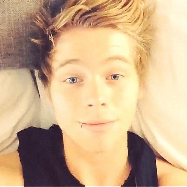 i'm Angelie , i love Luke ,Ashton,Michael & Calum ,i love summer i hate school -.- ,Luke Hemmings is My Boyfrend JOKE -.-  Follow me and i Follow you Back