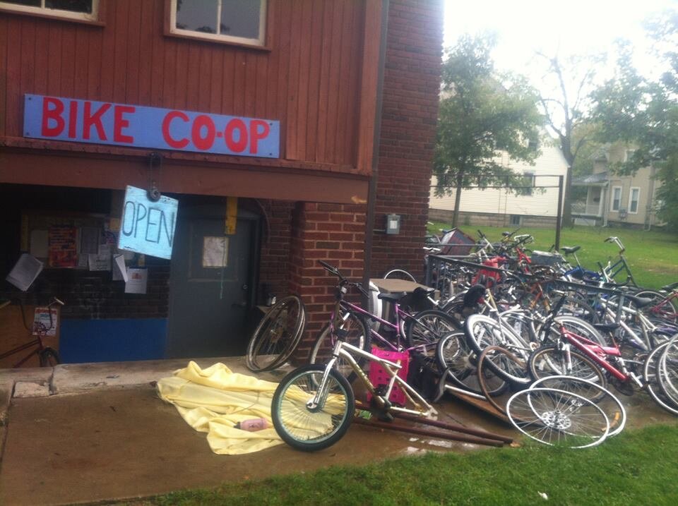 The Oberlin Bike Co-op is a cooperative space that facilitates self-empowerment by helping you fix your own bike. Plz donate old bicycles!