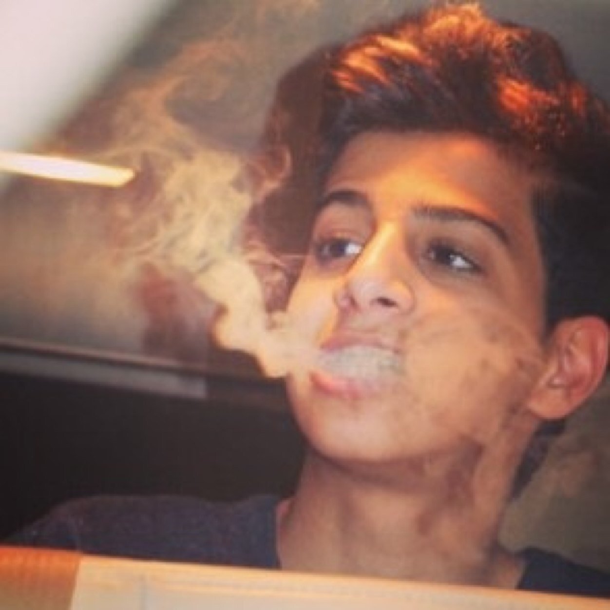 اههلين ، انا اسمي احمد وعمري ١٩ من القصيم ، والرياض لوني برونزي ، ابي اتعرف على مزه برونزيه او سمراء ،