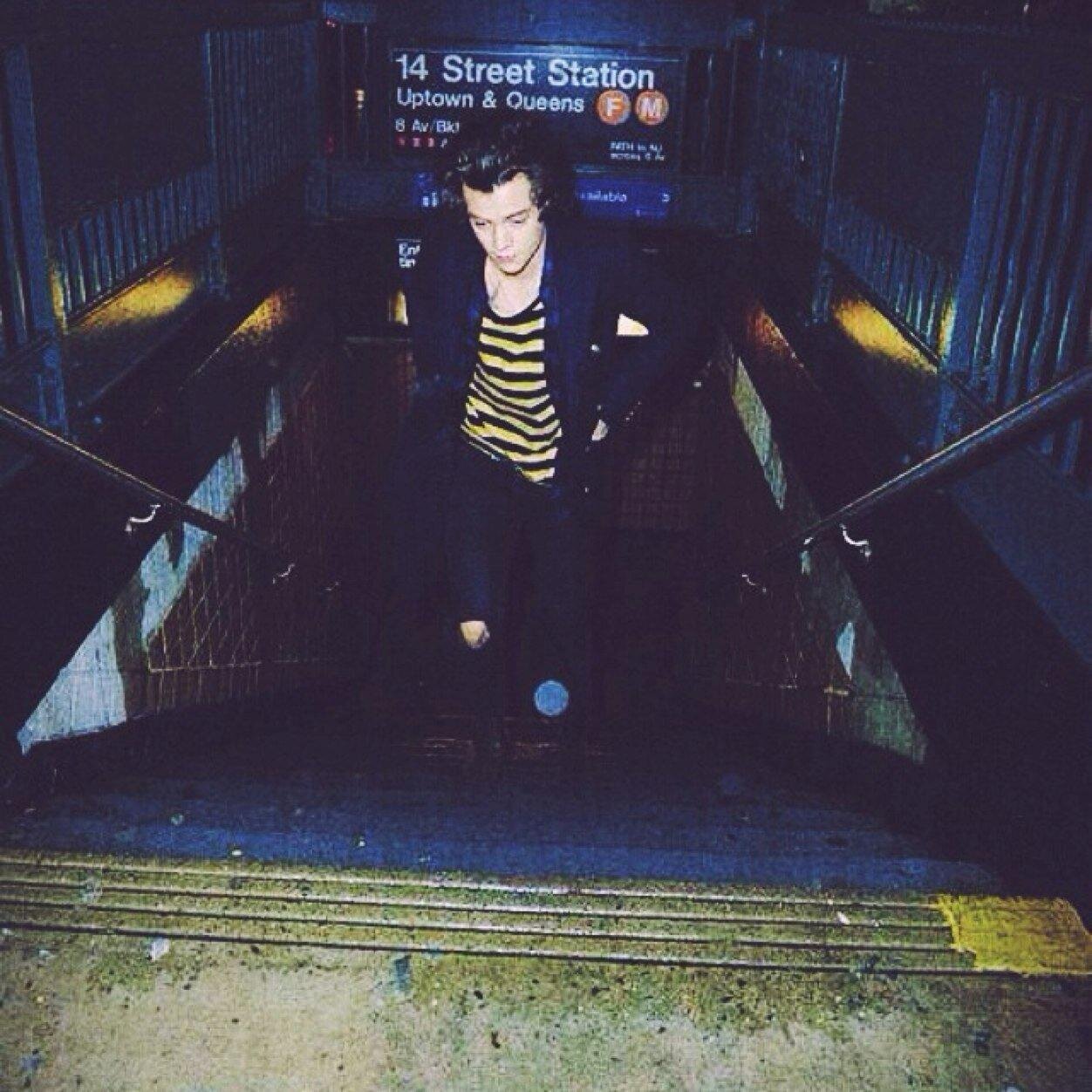 My name is Diana, I am at the age of 16, my hobby is to be a pop singer, I love Harry Styles to the point of madness adore Harry. (Harry please follow me(,