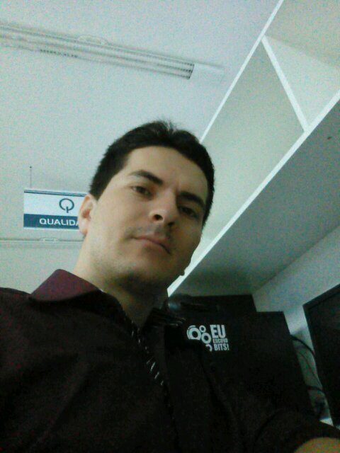 Trabalho com desenvolvimento de software, gosto de gestão, empreendedorismo, marketing, inovações e desafios. E você? Seja Bem-Vindo!