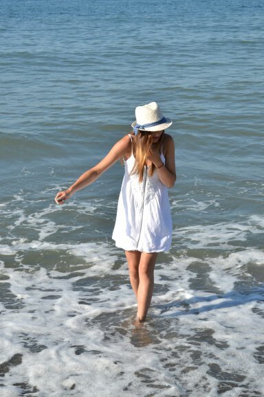 Wanderlust: Is a strong desire for or impulse to wander or travel and explore the world. / Futura publicista /