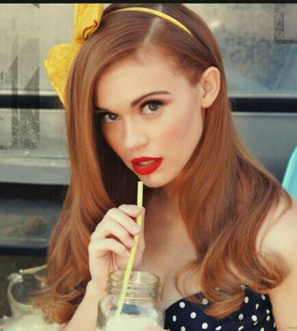 16. Gryffindor. As clever as my mom. As ginger as my dad. Futura auror. Sonrisa permanente. CoOomMiDaAAaa.