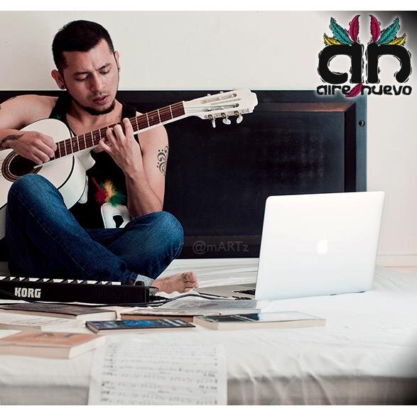 Chiapaneco. Productor y compositor del proyecto sonoro Aire Nuevo. Fotógrafo. Amante de los tatuajes. Escucha el single #Espiral aquí: http://t.co/zkA2JeL6HQ