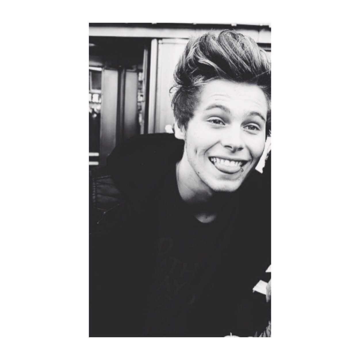 Pls follow @5secofboys and @5secofamx if you want ask for a follow back. ❤️ thanks, ily you are the best x