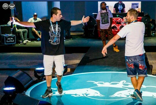 Técnico superior de sonido. Mc y freestyler.Lo normal es crecer, lo difícil es mantenerse grande. 02640 Crew!