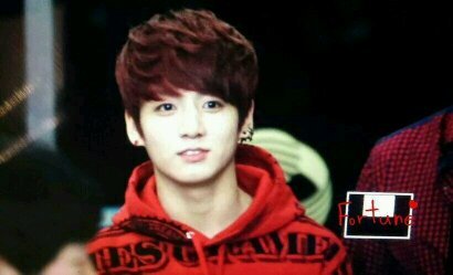 Stage name: Jung Kook (정국)
Position: Dancer, Raper, Vocalist, Maknae
ชื่อจริง : 전정국 (จอนจองกุก) 
วันเกิด : 1997/9/1
กรุ๊ปเลือด : A