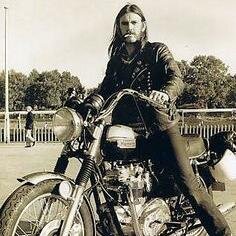 IonascuMargaret's profile picture. Cat lover and...nerd!!