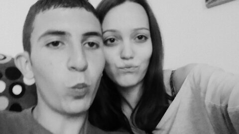 Cállame con un beso.♥