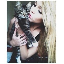 17. Hermana gemela de Sam. Superdotada aunque siempre castigada en los pasillos. Adoro los gatitos y los peluches. Mentalidad completamente infantil.