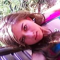 Tenho 16 anos ,sou flamenguista,capricorniana,tímida ,alegre e gosto de estudar.Amo meus pais!