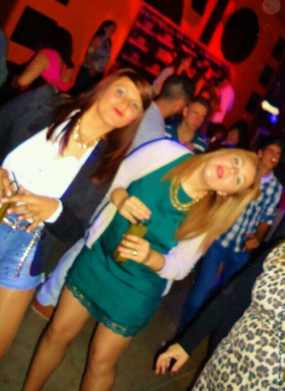 me gusta la fiestaa y ver pelis romanticaas...