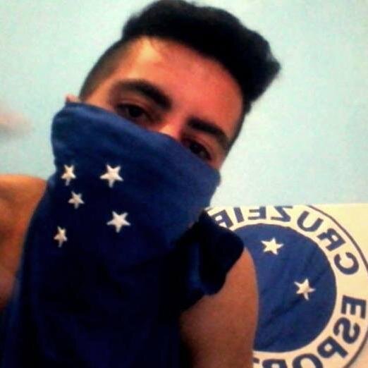 Escrevo pra uma pessoa que não me lê, não me vê, não me sente e muito menos me entende.