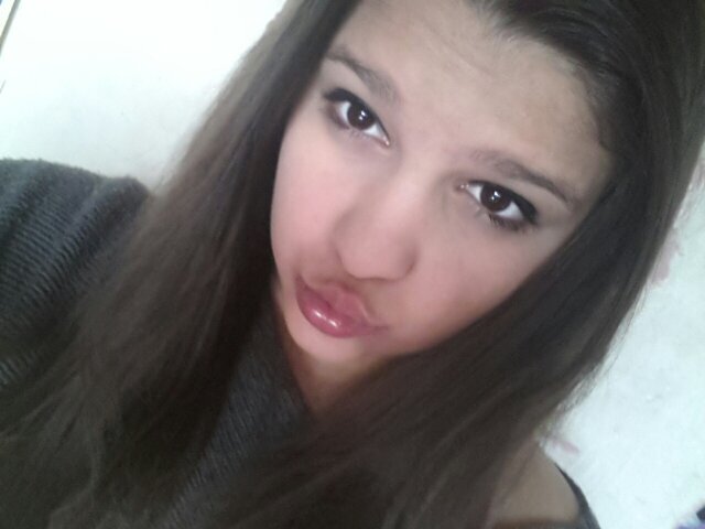 I'm 13 years old, I love Justin Bieber and One Direction, and Austin Mahone! I like to listen to music. :)