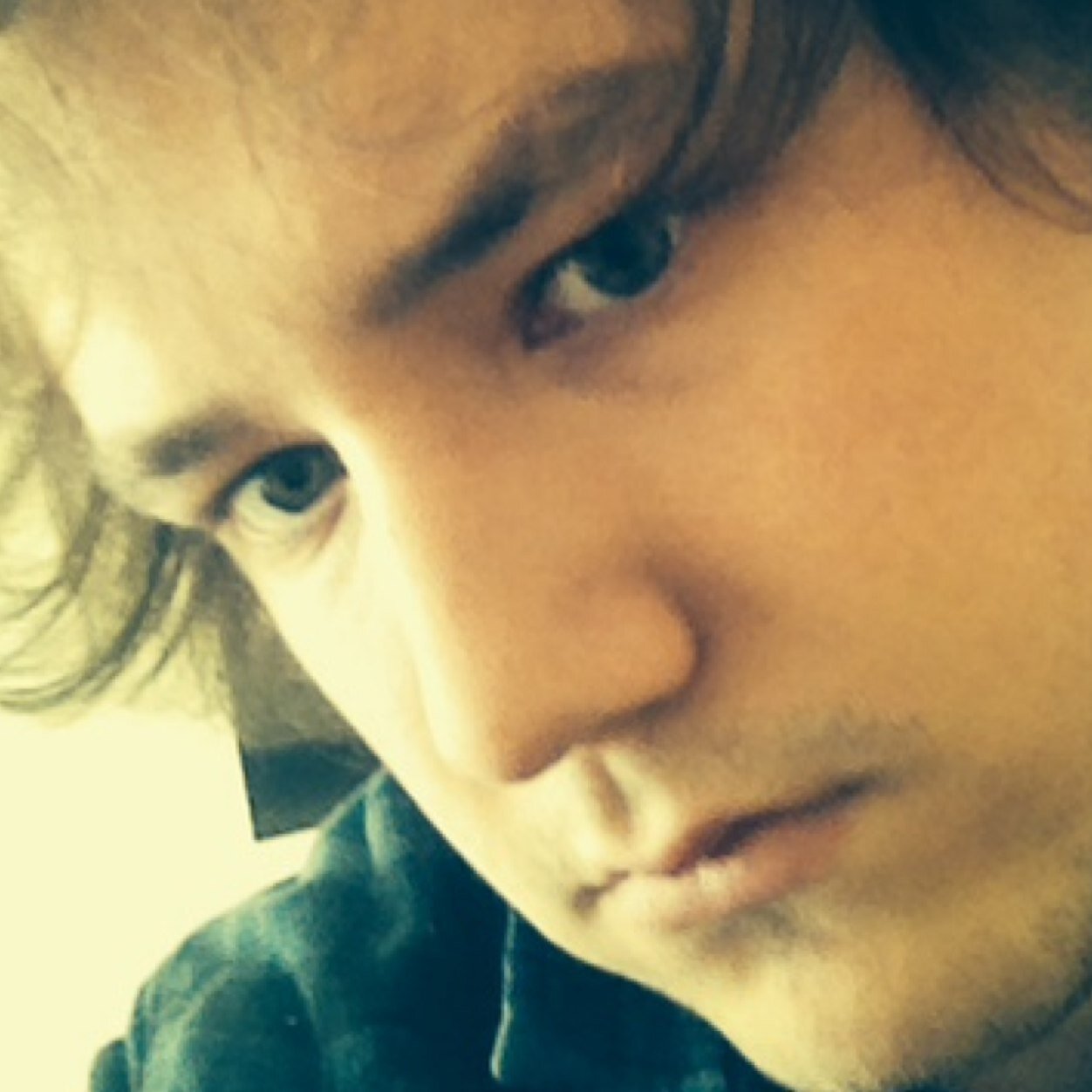Hi i like electronic music and Esports.