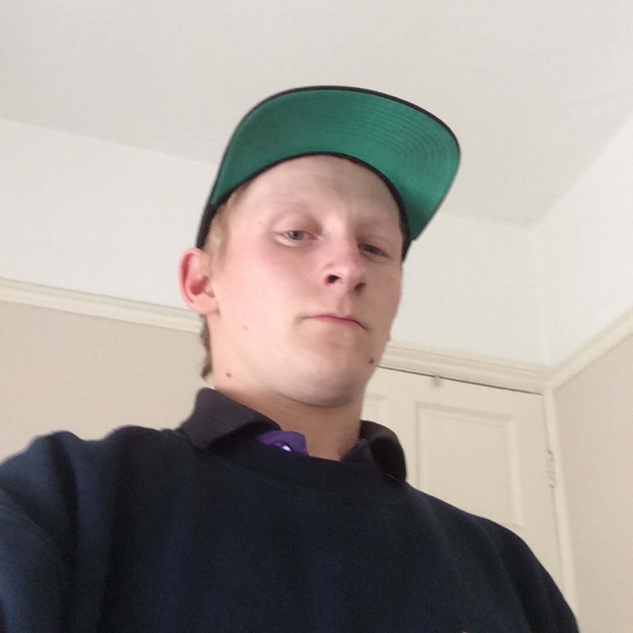 Hi im luke and i am a parcel sorter at fedex add me on snapchat lukeshort89 or on kik lukeshort1989