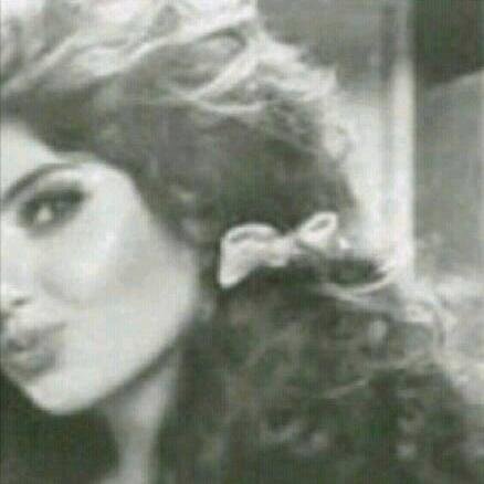 أنا لـست فنانة لكي أجيد تمثيل الأدوار ولا كاتبة تعانق بحروفها نجوم الاسحار أنا فتاة عادية جدا آكتب و آقتبس عن كل شيءِ إلا نفسي لذا حروفي لا تمثل إلا نفسها فقط ♥