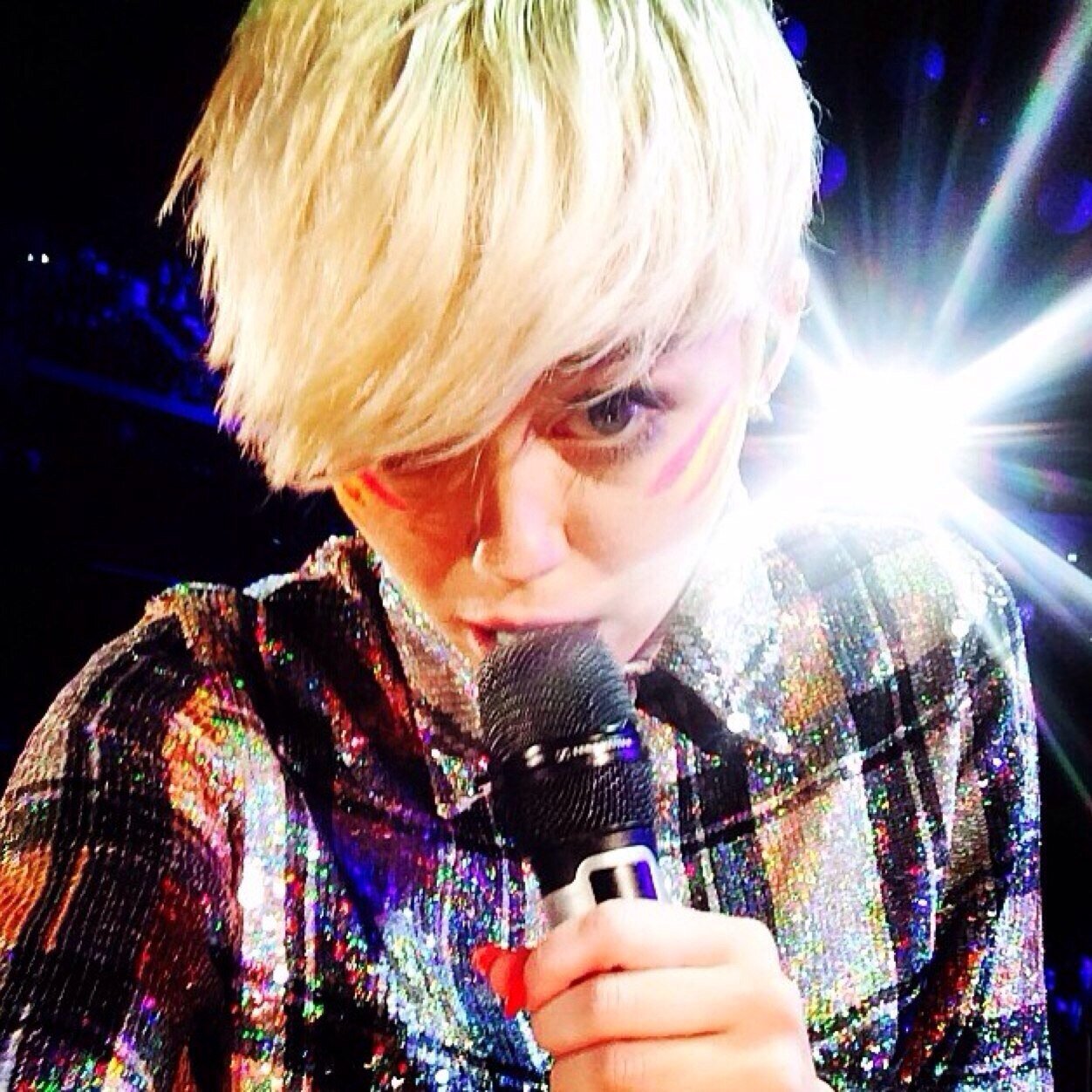 she does it, she dosent give a fuck- @mileycyrus #bangerz #queen