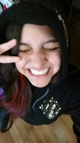 Internacionalista. Abraza-árboles feminista. Unicornio kpoppero que conquista el mundo y el estrés a base de café, chocolate y té.